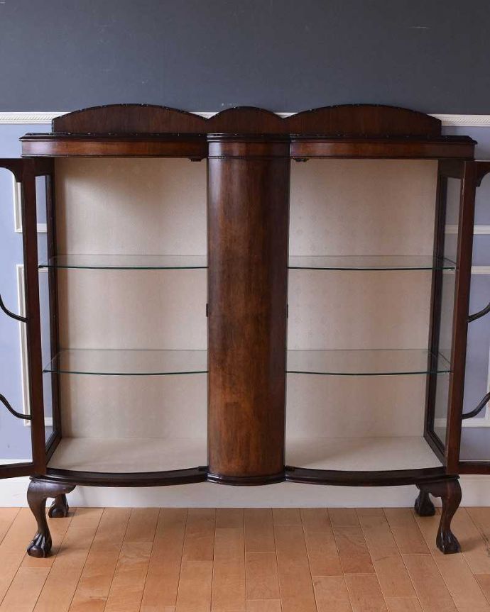 アンティークのキャビネット アンティーク家具 クラシックな英国のアンティーク家具、ガラスキャビネット(飾り棚)。扉を開けて中を見てみましょう背板はクロス張り。(k-1853-f)