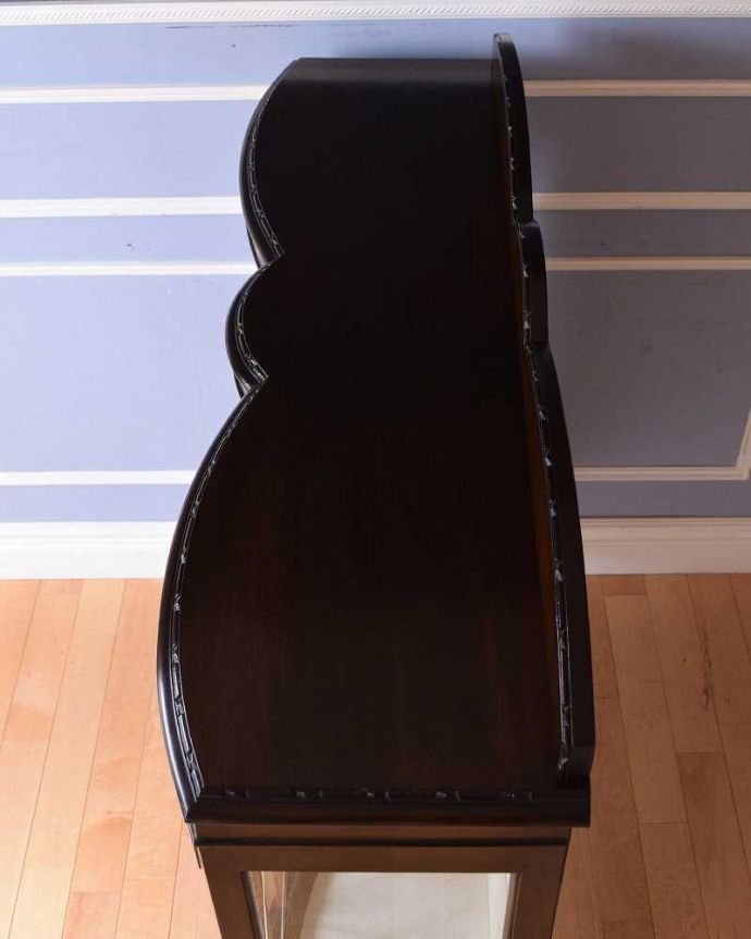 アンティークのキャビネット アンティーク家具 クラシックな英国のアンティーク家具、ガラスキャビネット(飾り棚)。こんな形のキャビネットです。(k-1853-f)