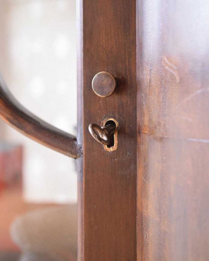 アンティークのキャビネット アンティーク家具 クラシックな英国のアンティーク家具、ガラスキャビネット(飾り棚)。アンティークらしい取っ手取っ手にもアンティークらしさが。(k-1853-f)