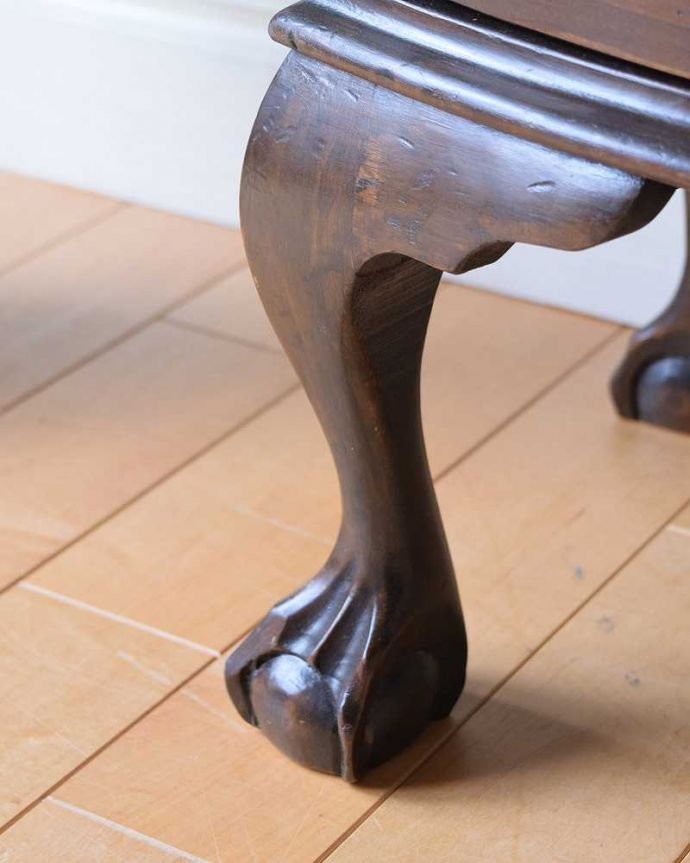 アンティークのキャビネット アンティーク家具 クラシックな英国のアンティーク家具、ガラスキャビネット(飾り棚)。女性1人でもラクラク運べちゃうんですHandleのアンティークは脚の裏にフェルトキーパーをお付けしています。(k-1853-f)