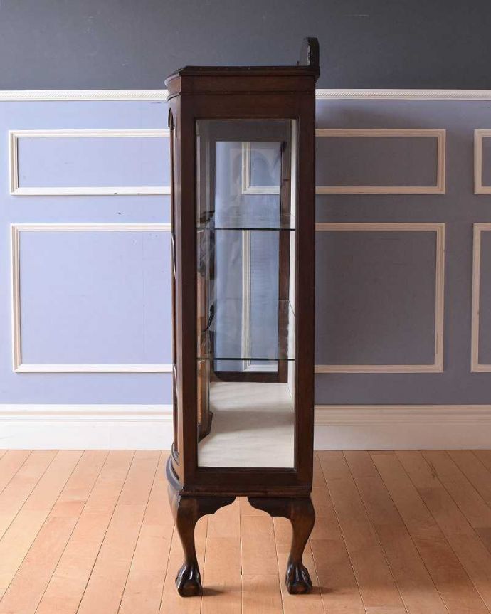アンティークのキャビネット アンティーク家具 クラシックな英国のアンティーク家具、ガラスキャビネット(飾り棚)。横から見てもステキ横から見るとこんな感じ。(k-1853-f)