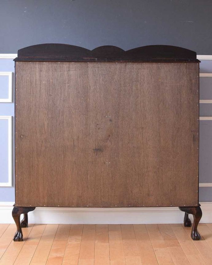 アンティークのキャビネット アンティーク家具 クラシックな英国のアンティーク家具、ガラスキャビネット(飾り棚)。実は後ろから見てもキレイなんです。(k-1853-f)