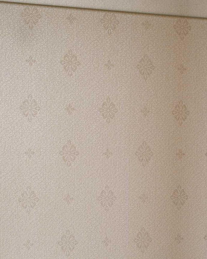 アンティークのキャビネット アンティーク家具 クラシックな英国のアンティーク家具、ガラスキャビネット(飾り棚)。新しい生地で張り替えましたキャビネットの表情に合わせて新しい背板の生地を選びました。(k-1853-f)