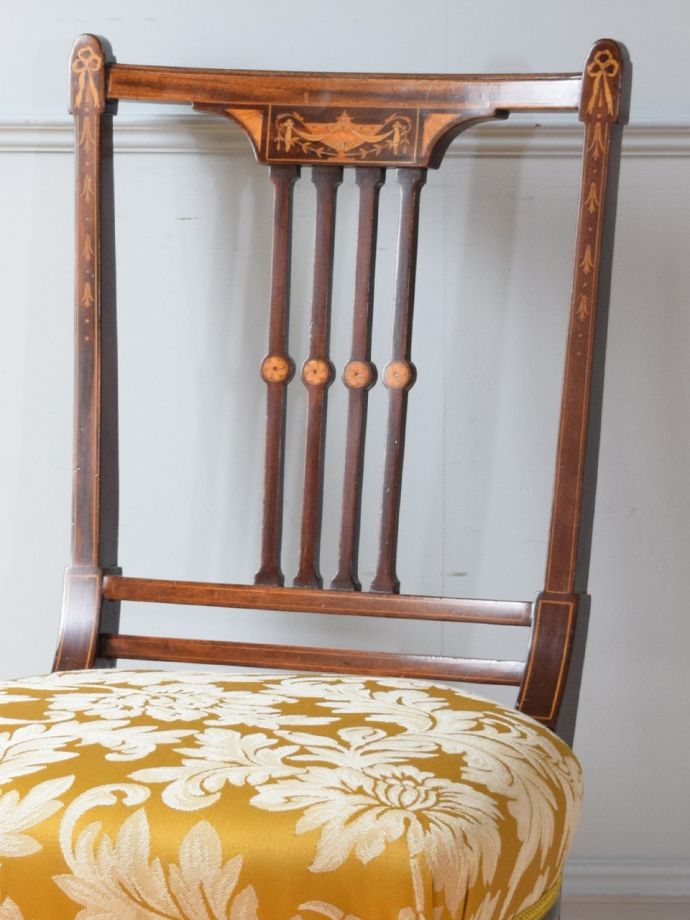 背もたれが美しいアンティークの椅子