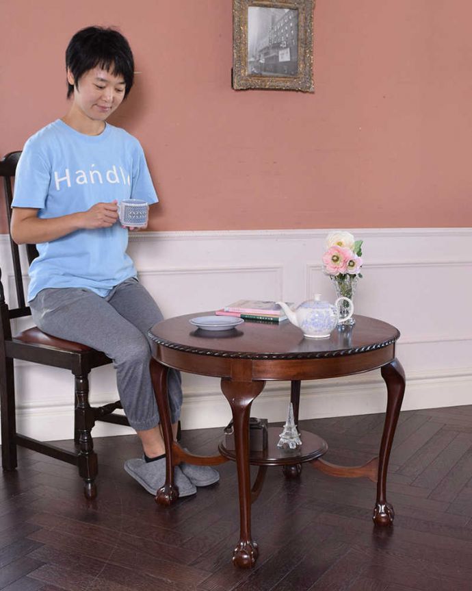 アンティークのテーブル　アンティーク家具　高級感があるアンティーク英国家具、棚が付いたオケージョナルテーブル。どこでも使える英国デザインのコーヒーテーブルどんな場所でも気軽に実用的に使えるコーヒーテーブル。(k-1854-f)