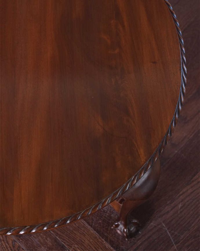 アンティークのテーブル　アンティーク家具　高級感があるアンティーク英国家具、棚が付いたオケージョナルテーブル。天板は職人さんがキレイにお直ししました。(k-1854-f)