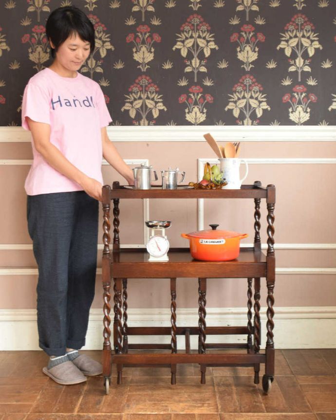 アンティークのテーブル　アンティーク家具　小さなテーブルがついた親子のトローリー、ツイストデザインの英国アンティーク家具。コロコロ転がせて移動も楽チン！アンティークの中でも人気の高いワゴン。(k-1855-f)