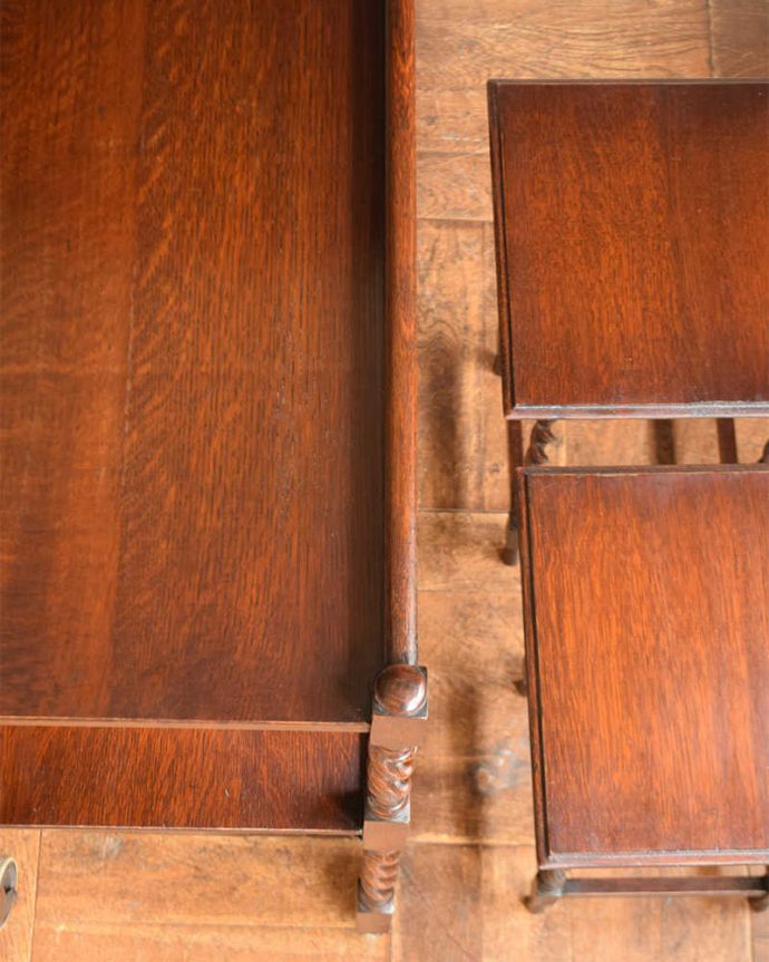 アンティークのテーブル　アンティーク家具　小さなテーブルがついた親子のトローリー、ツイストデザインの英国アンティーク家具。近づいてみると･･･キレイに仕上げました。(k-1855-f)