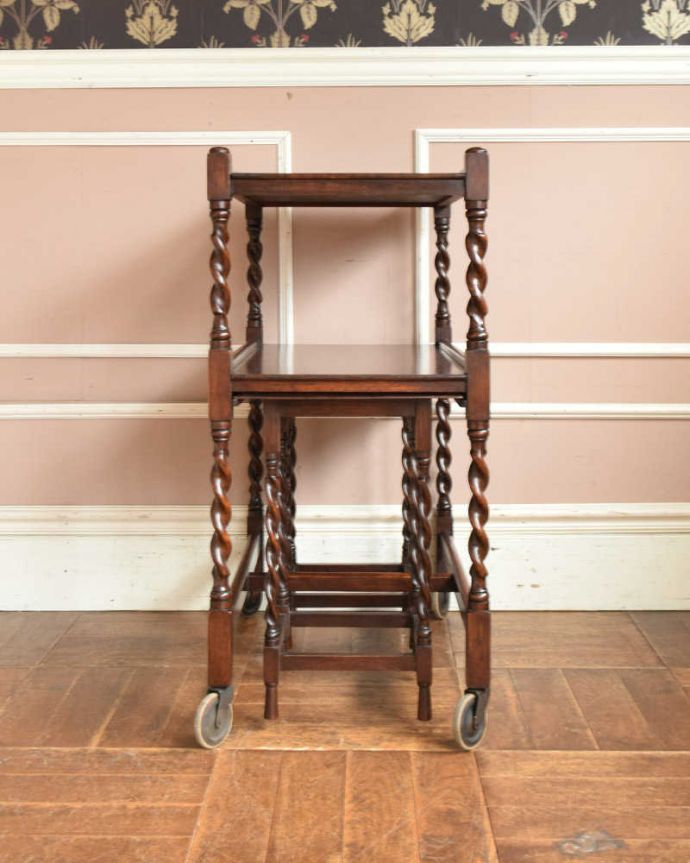 アンティークのテーブル　アンティーク家具　小さなテーブルがついた親子のトローリー、ツイストデザインの英国アンティーク家具。キッチンだけじゃもったいない！アンティークのワゴンはデザインもキレイなので、キッチン用として使うだけじゃなく、家具としていろいろ使えます。(k-1855-f)