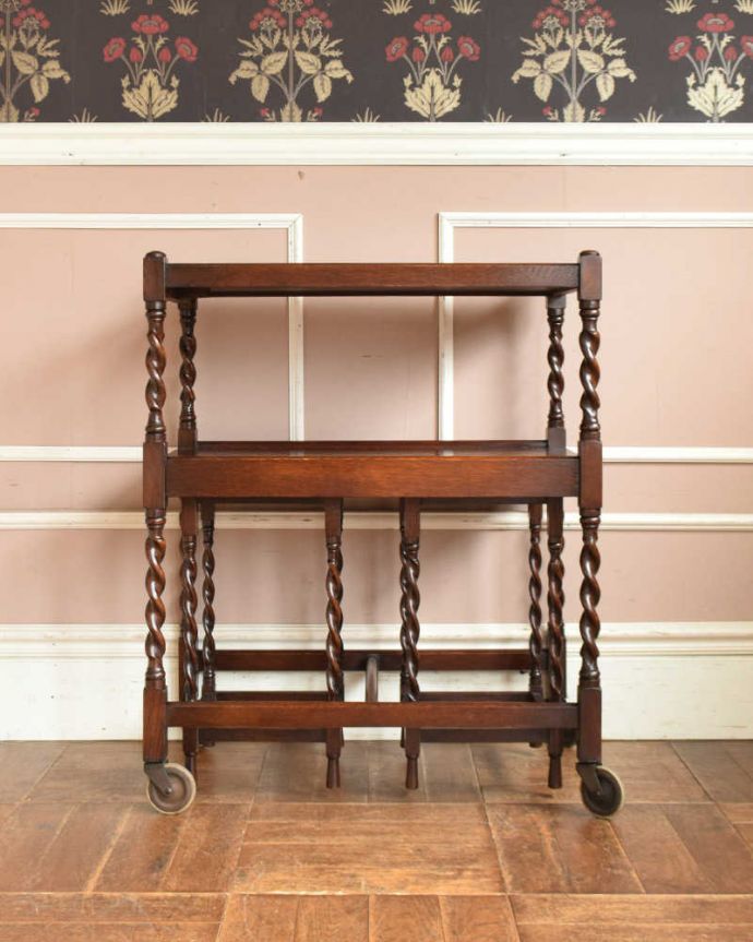 アンティークのテーブル　アンティーク家具　小さなテーブルがついた親子のトローリー、ツイストデザインの英国アンティーク家具。360度、どこから見てもキレイアンティークは新品ではないので、もちろん経年変化によるキズはありますが、専門の職人がキレイにお直しをしているので、どの角度から見てもキレイです。(k-1855-f)
