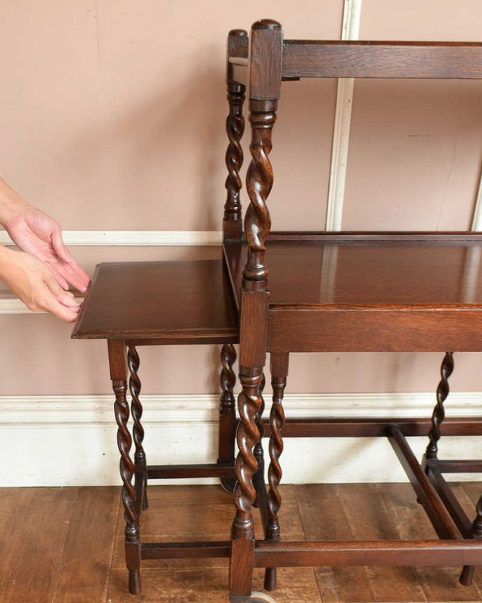 アンティークのテーブル　アンティーク家具　小さなテーブルがついた親子のトローリー、ツイストデザインの英国アンティーク家具。小テーブルはワゴンの中に綺麗に納まります。(k-1855-f)