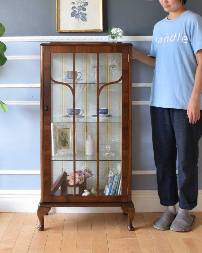 アンティークのキャビネット　アンティーク家具　シンプルな美しさが大人っぽい、ウォルナット材のアンティークガラスキャビネット。どこにでも置けちゃうサイズが魅力のキャビネットちょっとしたスペースがあればどこにでも置けちゃうコンパクトサイズのガラスキャビネット。(k-1856-f)