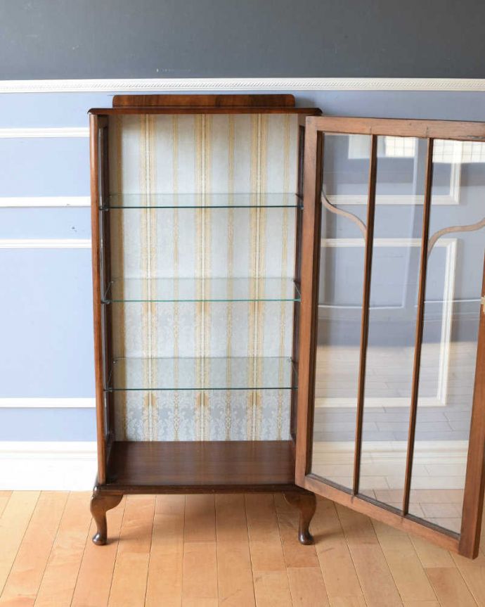 アンティークのキャビネット　アンティーク家具　シンプルな美しさが大人っぽい、ウォルナット材のアンティークガラスキャビネット。扉を開けると、中はこんな感じです職人が背板の生地を新しいもので張り替えてキレイに修復して仕上げました。(k-1856-f)