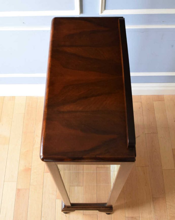 アンティークのキャビネット　アンティーク家具　シンプルな美しさが大人っぽい、ウォルナット材のアンティークガラスキャビネット。上から形を見てみましょうキャビネットの形はこんな感じです。(k-1856-f)