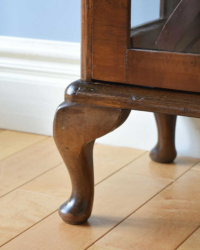 アンティークのキャビネット　アンティーク家具　シンプルな美しさが大人っぽい、ウォルナット材のアンティークガラスキャビネット。女性1人でラクラク運べちゃう仕掛けHandleのアンティークは、脚の裏にフェルトキーパーをお付けしています。(k-1856-f)