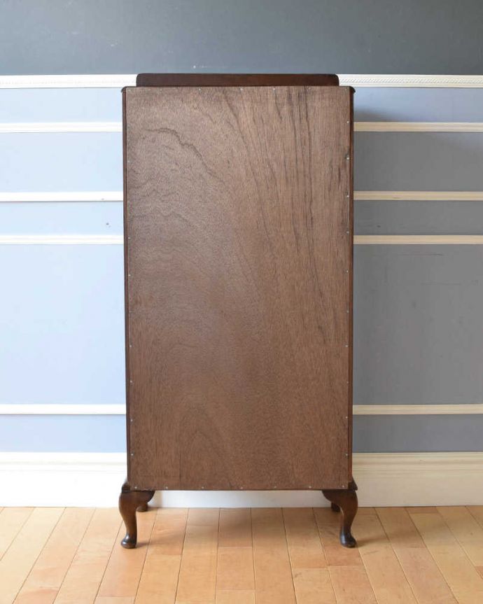 アンティークのキャビネット　アンティーク家具　シンプルな美しさが大人っぽい、ウォルナット材のアンティークガラスキャビネット。修復してあるので後姿もキレイ！アンティークは新品ではないので、もちろん経年変化によるキズはありますが、専門の職人がキレイに修復したので、後ろ姿もキレイです。(k-1856-f)