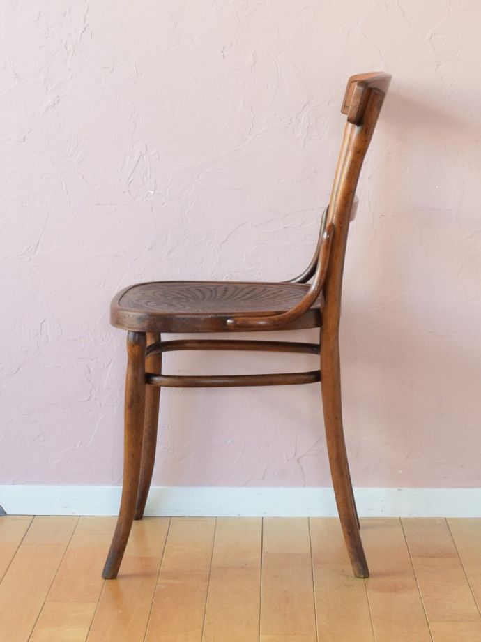 ベントウッドチェアの側面