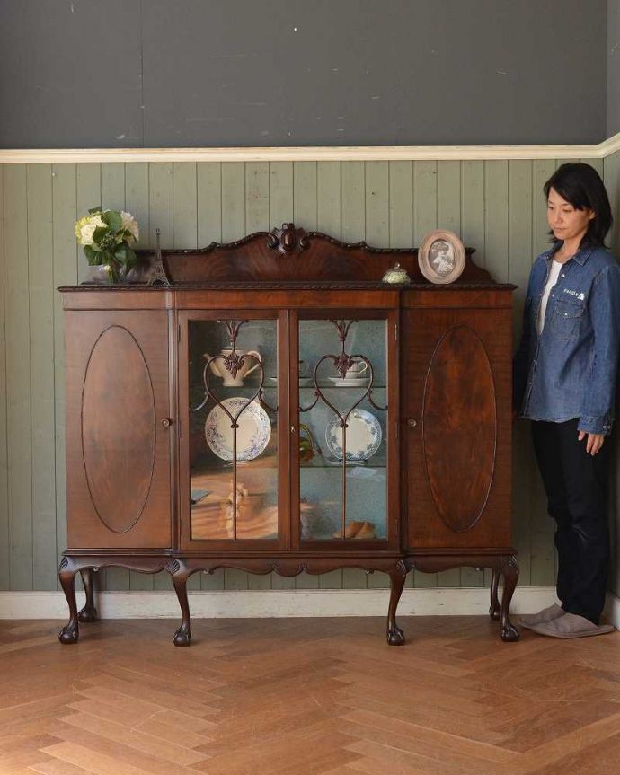 アンティークのキャビネット　アンティーク家具　豪華なアンティーク家具、マホガニー材のガラスキャビネット（ディスプレイキャビネット）。英国アンティークが持つ最上級の美しさをお届けします上品な木目とガラス面に描かれた優雅な木の模様が英国のアンティークらしいガラスのキャビネット。(k-1858-f)