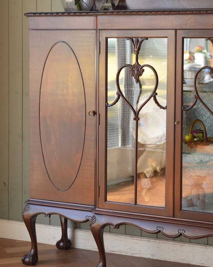 アンティークのキャビネット　アンティーク家具　豪華なアンティーク家具、マホガニー材のガラスキャビネット（ディスプレイキャビネット）。優雅な曲線と美しい木目のコラボガラス扉と板扉、両方が使われているディスプレイキャビネットは、1台でアンティークらしい美しさを両方兼ね備えた贅沢さも魅力です。(k-1858-f)