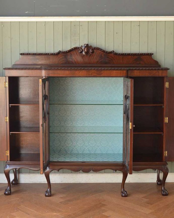 アンティークのキャビネット　アンティーク家具　豪華なアンティーク家具、マホガニー材のガラスキャビネット（ディスプレイキャビネット）。外観だけじゃない内側の美しさ見た目はもちろんキャビネットの中も職人が最上級のキャビネットに似合うよう最高級の技術でキレイに仕上げました。(k-1858-f)