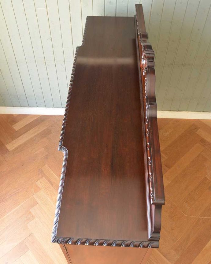 アンティークのキャビネット　アンティーク家具　豪華なアンティーク家具、マホガニー材のガラスキャビネット（ディスプレイキャビネット）。上から見てもキレイです。(k-1858-f)