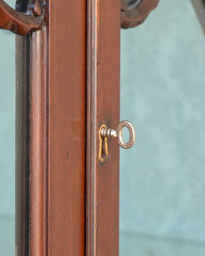 アンティークのキャビネット　アンティーク家具　豪華なアンティーク家具、マホガニー材のガラスキャビネット（ディスプレイキャビネット）。開ける度にワクワク･･･開ける度にまるで宝箱を開けているような鍵。(k-1858-f)