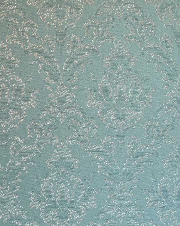 アンティークのキャビネット　アンティーク家具　豪華なアンティーク家具、マホガニー材のガラスキャビネット（ディスプレイキャビネット）。新しく貼り替えました背板の生地は新しいものに貼り替えてあります。(k-1858-f)