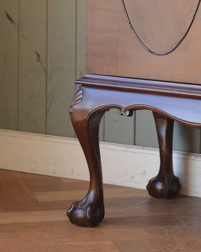 アンティークのキャビネット　アンティーク家具　豪華なアンティーク家具、マホガニー材のガラスキャビネット（ディスプレイキャビネット）。女性１人でもラクに運べちゃうヒミツHandleのアンティークは、脚の裏にフェルトキーパーをお付けしているので、大きな家具でも床を滑らせれば女性でも簡単に移動することが出来ます。(k-1858-f)