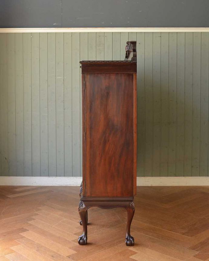 アンティークのキャビネット　アンティーク家具　豪華なアンティーク家具、マホガニー材のガラスキャビネット（ディスプレイキャビネット）。横から見ても素敵なんですもちろん横もキレイに仕上げていますので、どこから見ても美しいです。(k-1858-f)