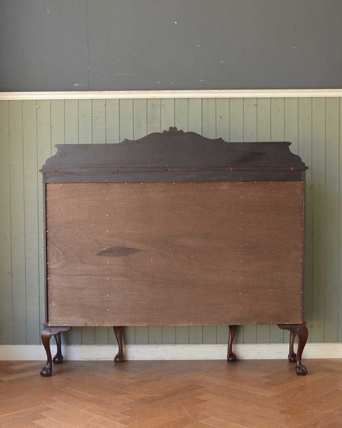 アンティークのキャビネット　アンティーク家具　豪華なアンティーク家具、マホガニー材のガラスキャビネット（ディスプレイキャビネット）。後ろ姿もキレイなんですアンティークは新品ではないので、経年変化によるキズはありますが、専門の職人がキレイにお直しをしているので、後姿にも自信があります。(k-1858-f)