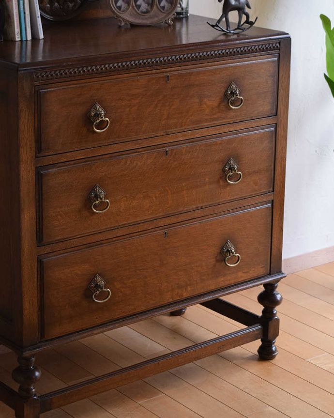 アンティークのチェスト　アンティーク家具　英国の重厚感あるアンティーク家具、装飾も美しい３段チェスト。見た目はもちろん、実用的に使って楽しみましょうアンティークのチェストは見た目はもちろん、たっぷり収納も出来る実力派なんです。(k-1859-f)