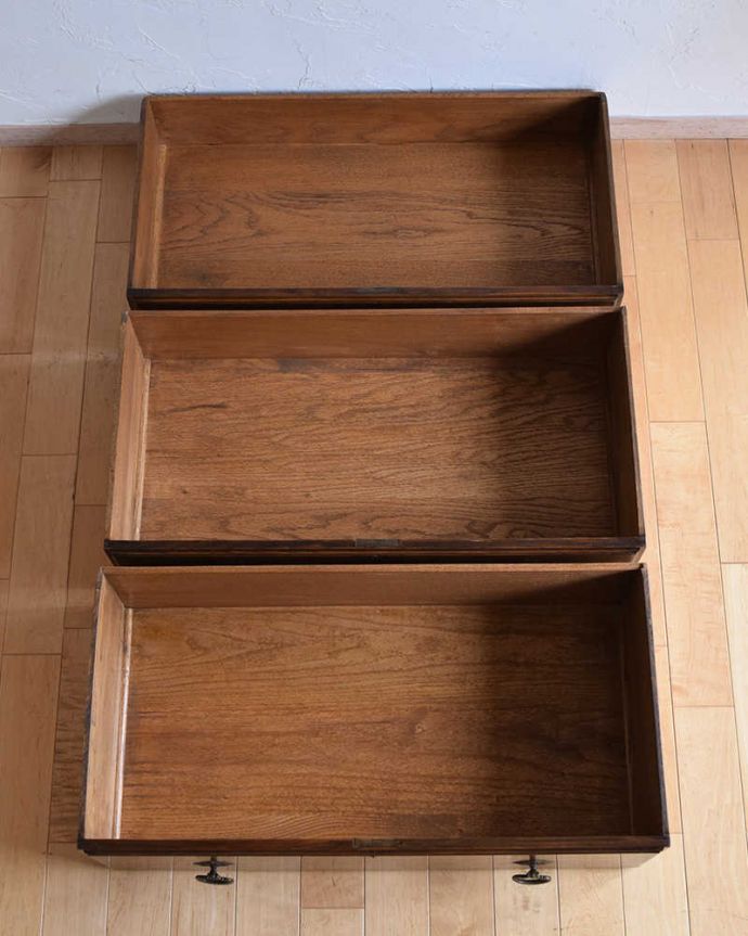 アンティークのチェスト　アンティーク家具　英国の重厚感あるアンティーク家具、装飾も美しい３段チェスト。何を入れてもいいようにキレイに修復しました！このタイプの修復には自信があります！引き出しの中も専門の職人がキレイに修復したので、お洋服はもちろん、いろんなものを収納して使えます。(k-1859-f)