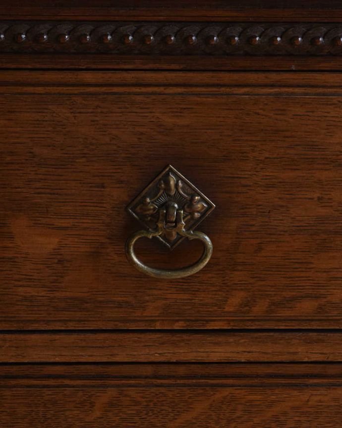 アンティークのチェスト　アンティーク家具　英国の重厚感あるアンティーク家具、装飾も美しい３段チェスト。開ける度にワクワク高級感漂うアンティークらしいデザインの取っ手。(k-1859-f)