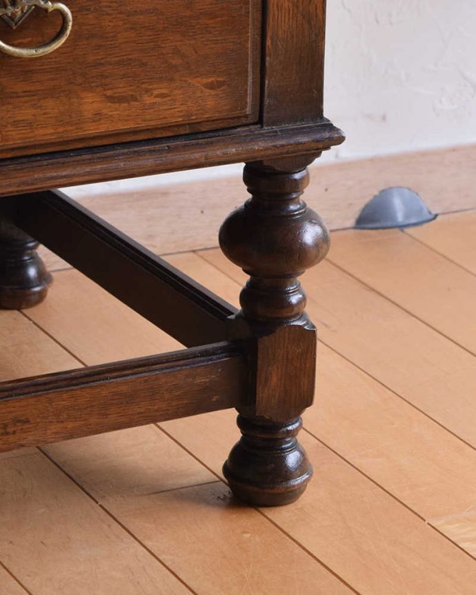 アンティークのチェスト　アンティーク家具　英国の重厚感あるアンティーク家具、装飾も美しい３段チェスト。女性1人でラクラク運べちゃう仕掛けHandleのアンティークは、脚の裏にフェルトキーパーをお付けしています。(k-1859-f)