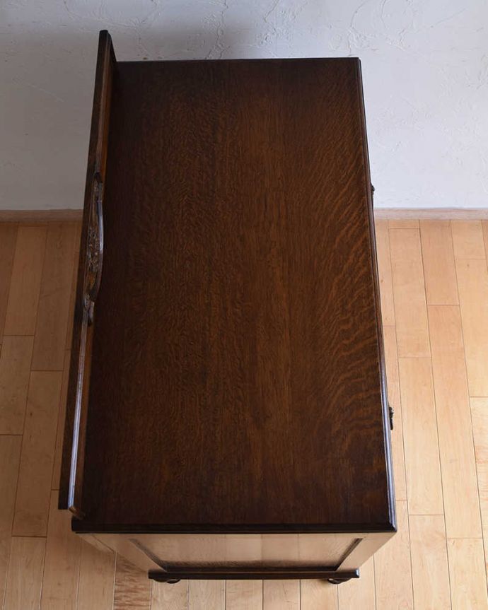 アンティークのチェスト　アンティーク家具　英国の重厚感あるアンティーク家具、装飾も美しい３段チェスト。何を置こうかな･･･？上から見ると、天板はこんな感じです。(k-1859-f)