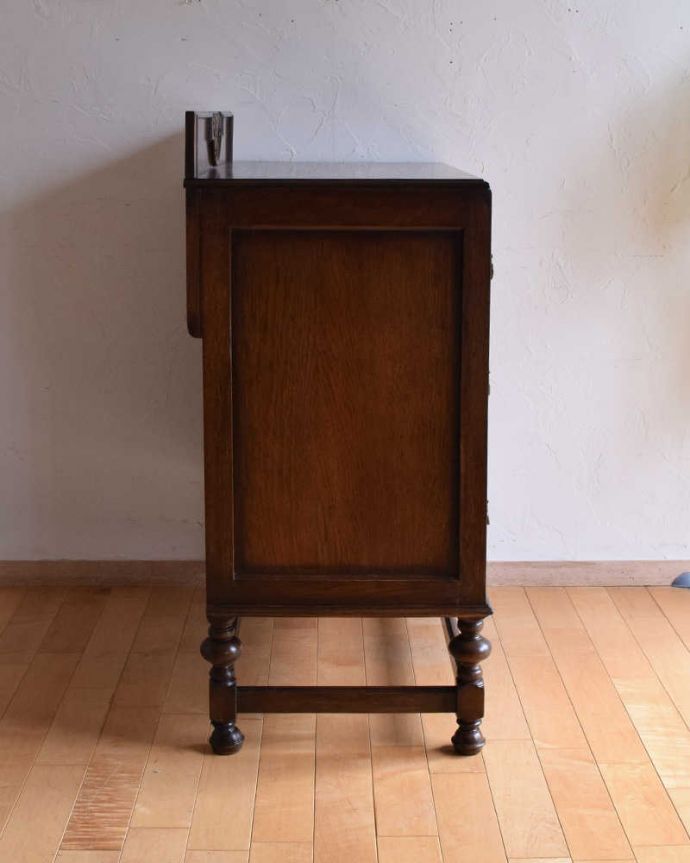 アンティークのチェスト　アンティーク家具　英国の重厚感あるアンティーク家具、装飾も美しい３段チェスト。横から見ると横から見るとこんな感じ。(k-1859-f)