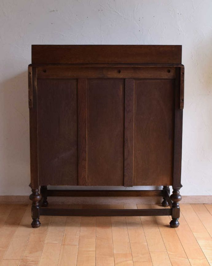 アンティークのチェスト　アンティーク家具　英国の重厚感あるアンティーク家具、装飾も美しい３段チェスト。後ろ姿にも自信アリ！アンティークは新品ではないので、経年変化によるキズはありますが、専門の職人がキレイにお直しをしたので後ろ姿にも自信があります。(k-1859-f)