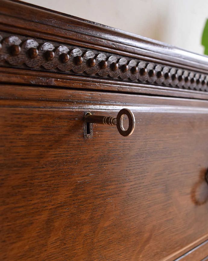 アンティークのチェスト　アンティーク家具　英国の重厚感あるアンティーク家具、装飾も美しい３段チェスト。。(k-1859-f)