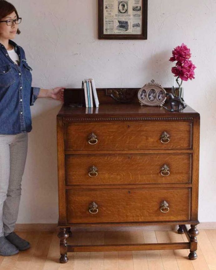 アンティークのチェスト　アンティーク家具　英国の重厚感あるアンティーク家具、装飾も美しい３段チェスト。英国アンティークらしい落ち着いたチェストチョコレート色の落ち着いた雰囲気が英国らしいアンティークのチェスト。(k-1859-f)