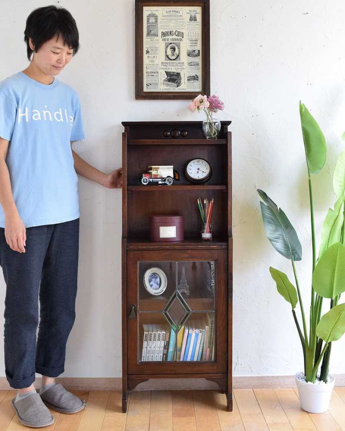 アンティークのキャビネット アンティーク家具 片付けがスマートに決まる!ステンドグラスが入ったアンティークブックシェルフ。オープン棚とガラスが入ったアンティーク家具オープンタイプの本棚は、便利に使える実力派。(k-1860-f)