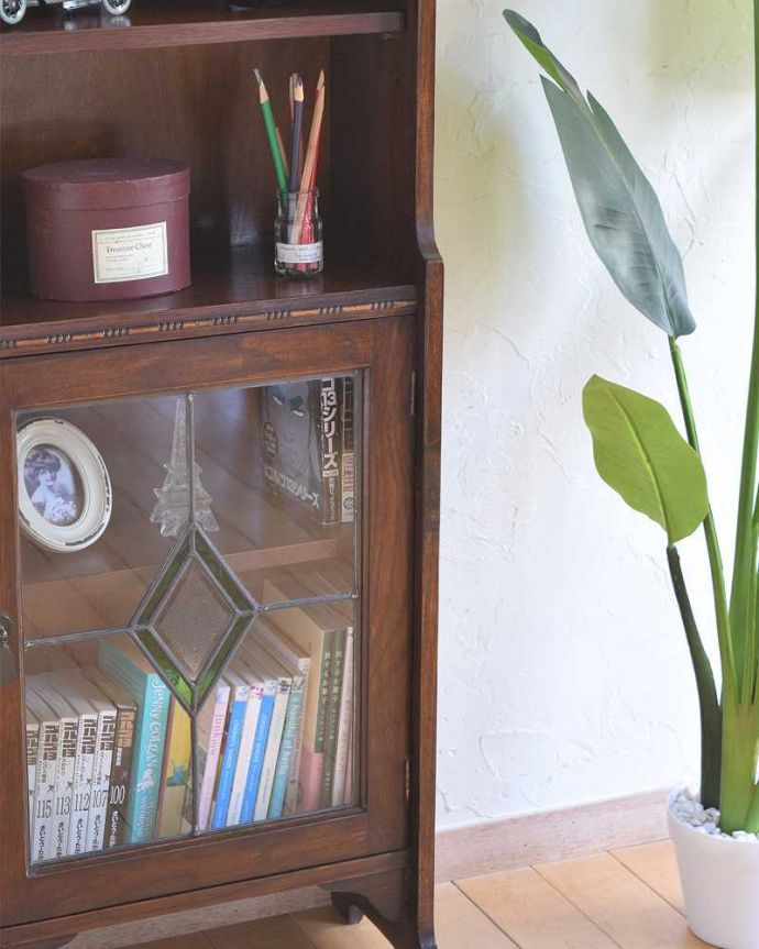 アンティークのキャビネット アンティーク家具 片付けがスマートに決まる!ステンドグラスが入ったアンティークブックシェルフ。ガラスの扉収納も付いている実力派オープン棚だけじゃなくステンドグラスの扉も付いているタイプなので、見た目もアンティークらしさたっぷりの美しさ。(k-1860-f)