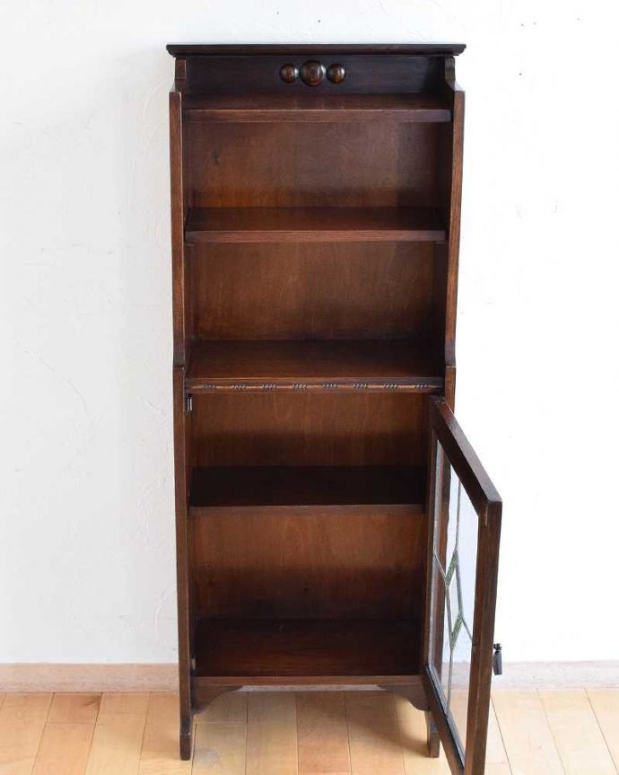 アンティークのキャビネット アンティーク家具 片付けがスマートに決まる!ステンドグラスが入ったアンティークブックシェルフ。扉の中を開けみると・・・扉の中も、もちろん専門の職人がキレイに修復しました。(k-1860-f)