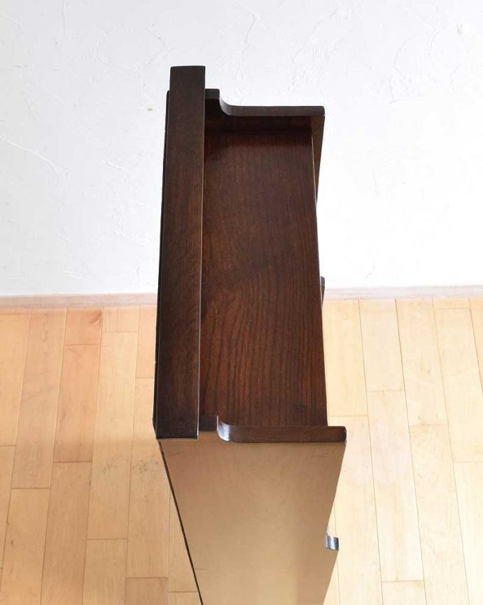 アンティークのキャビネット アンティーク家具 片付けがスマートに決まる!ステンドグラスが入ったアンティークブックシェルフ。上から見てみると・・・天板の塗装も修復の際、ピカピカにお直ししました。(k-1860-f)