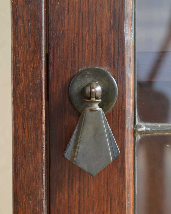 アンティークのキャビネット アンティーク家具 片付けがスマートに決まる!ステンドグラスが入ったアンティークブックシェルフ。アンティークらしい素敵な取っ手デザインが美しい取っ手。(k-1860-f)