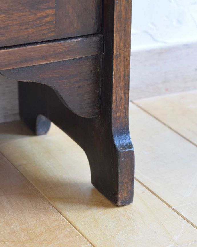 アンティークのキャビネット アンティーク家具 片付けがスマートに決まる!ステンドグラスが入ったアンティークブックシェルフ。女性1人でラクラク運べちゃうんですHandleのアンティークは、脚の裏にフェルトキーパーをお付けしています。(k-1860-f)