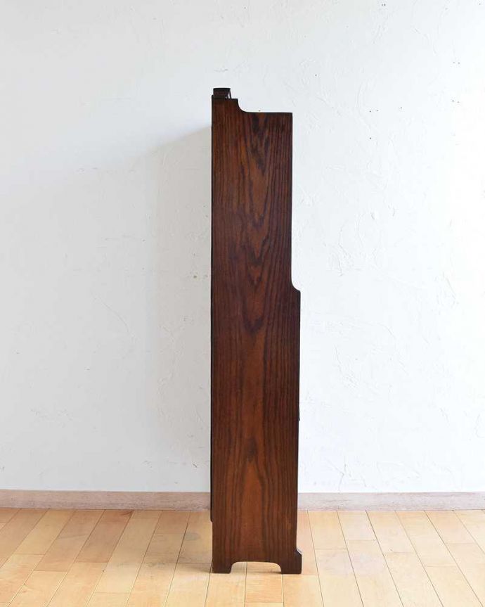 アンティークのキャビネット アンティーク家具 片付けがスマートに決まる!ステンドグラスが入ったアンティークブックシェルフ。横から見ても素敵なんですもちろん、横から見てもキレイ。(k-1860-f)