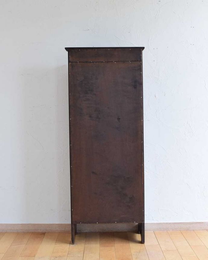 アンティークのキャビネット アンティーク家具 片付けがスマートに決まる!ステンドグラスが入ったアンティークブックシェルフ。後ろ姿もチェックして下さいアンティークは新品ではないので、経年変化によるキズはありますが、専門の職人がキレイにお直しをしているので、後ろ姿までキレイです。(k-1860-f)