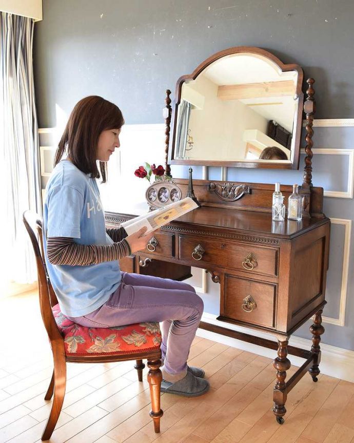 クエーカーチェア アンティーク家具 豪華な装飾が美しい英国アンティーク家具、キャスター付きのドレッシングテーブル。デスクとしても使えちゃう便利な家具天板も広々しているので、椅子を置けばデスクとして使えちゃうんです。(k-1861-f)
