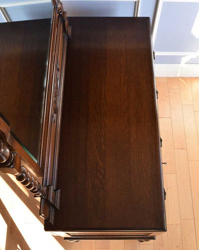 クエーカーチェア アンティーク家具 豪華な装飾が美しい英国アンティーク家具、キャスター付きのドレッシングテーブル。デスクとしても使える広々とした天板。(k-1861-f)