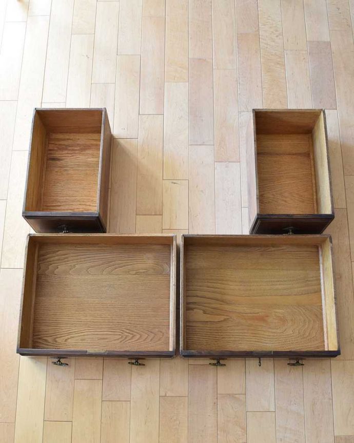 クエーカーチェア アンティーク家具 豪華な装飾が美しい英国アンティーク家具、キャスター付きのドレッシングテーブル。引き出しの中もキレイに修復しました引き出しは手前が1段目。(k-1861-f)